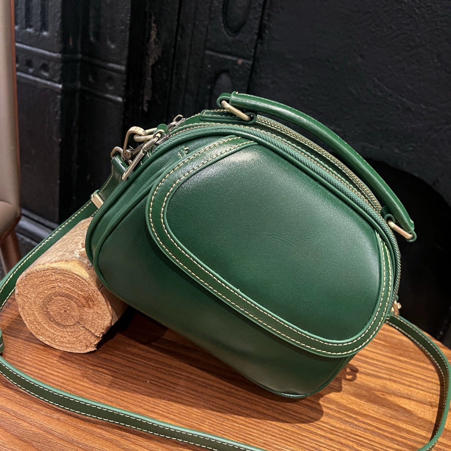 Top-grain Leather Single-shoulder Crossbody Bag, 2025 New Women's Vintage Handbag, Stylish And Versatile Simple Small Round Bag
