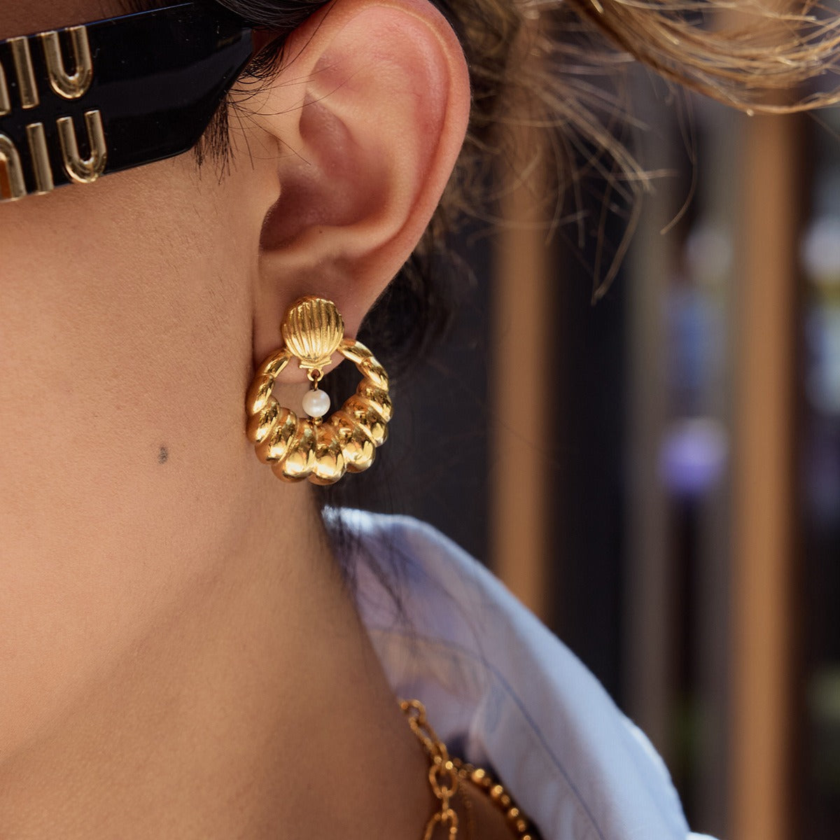 18K gold U-shaped earrings with textured design, exquisite and simple
