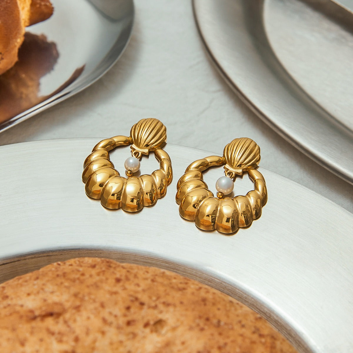 18K gold U-shaped earrings with textured design, exquisite and simple