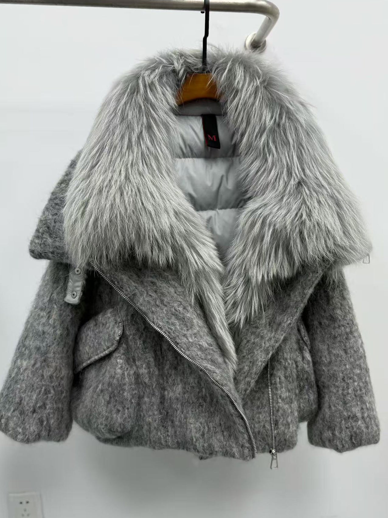 Womens Down Jacket With A Luxurious Cashmere Fur And Raccoon-Fur Collar