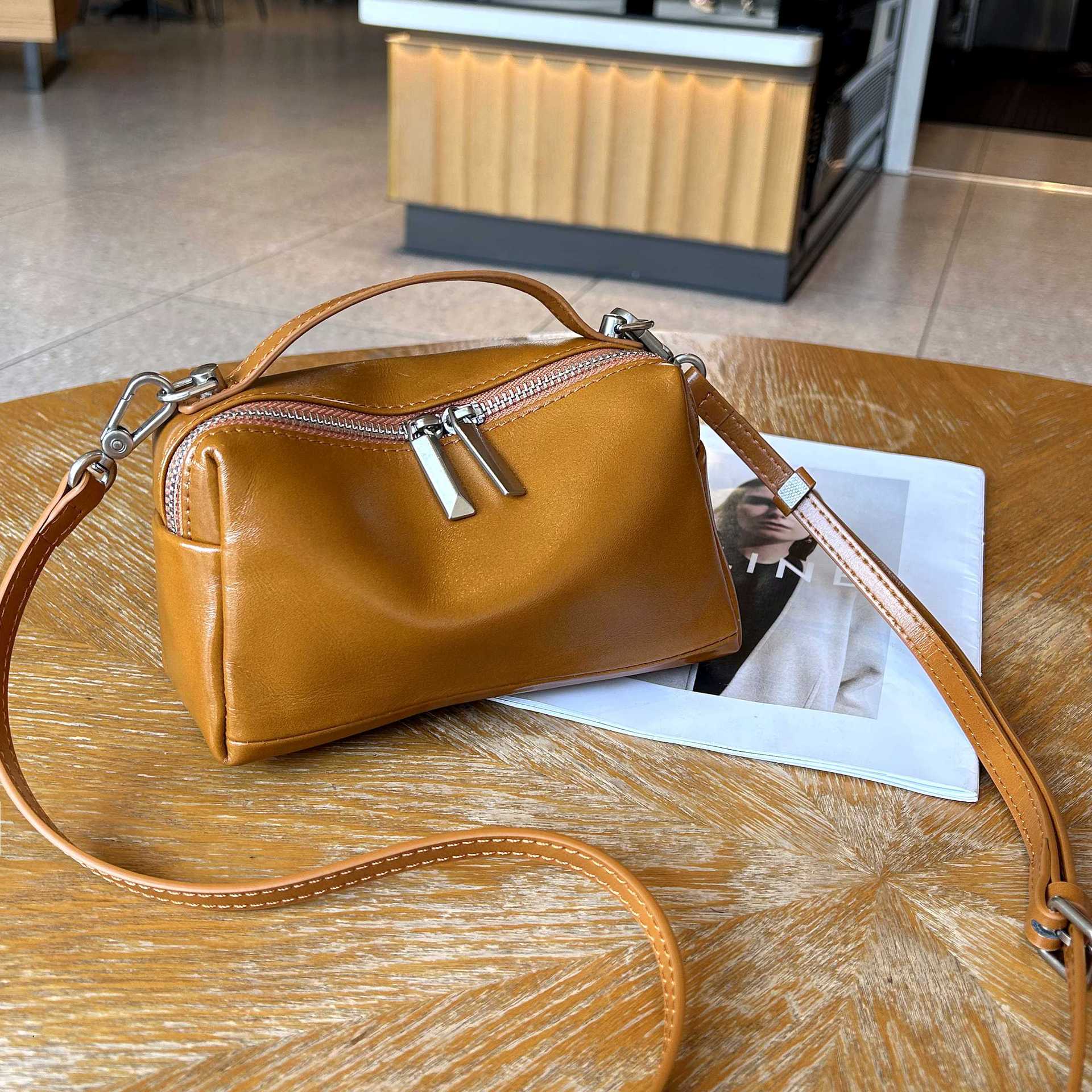 Cross-border Top-grain Vegetable-tanned Leather Small Square Crossbody Bag, Single Shoulder, Stylish And Compact Handheld Phone Bag