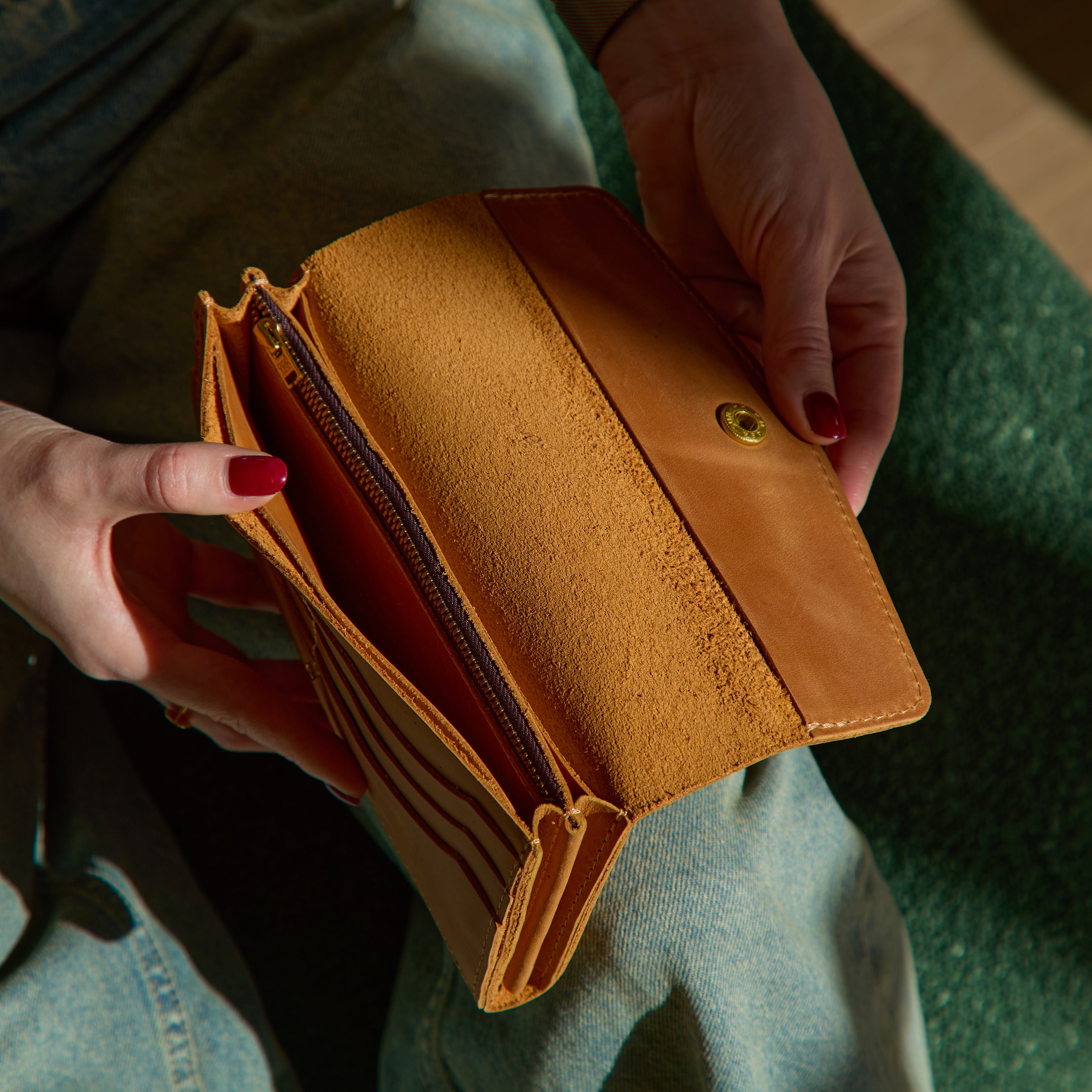 Simple wallet-clutch