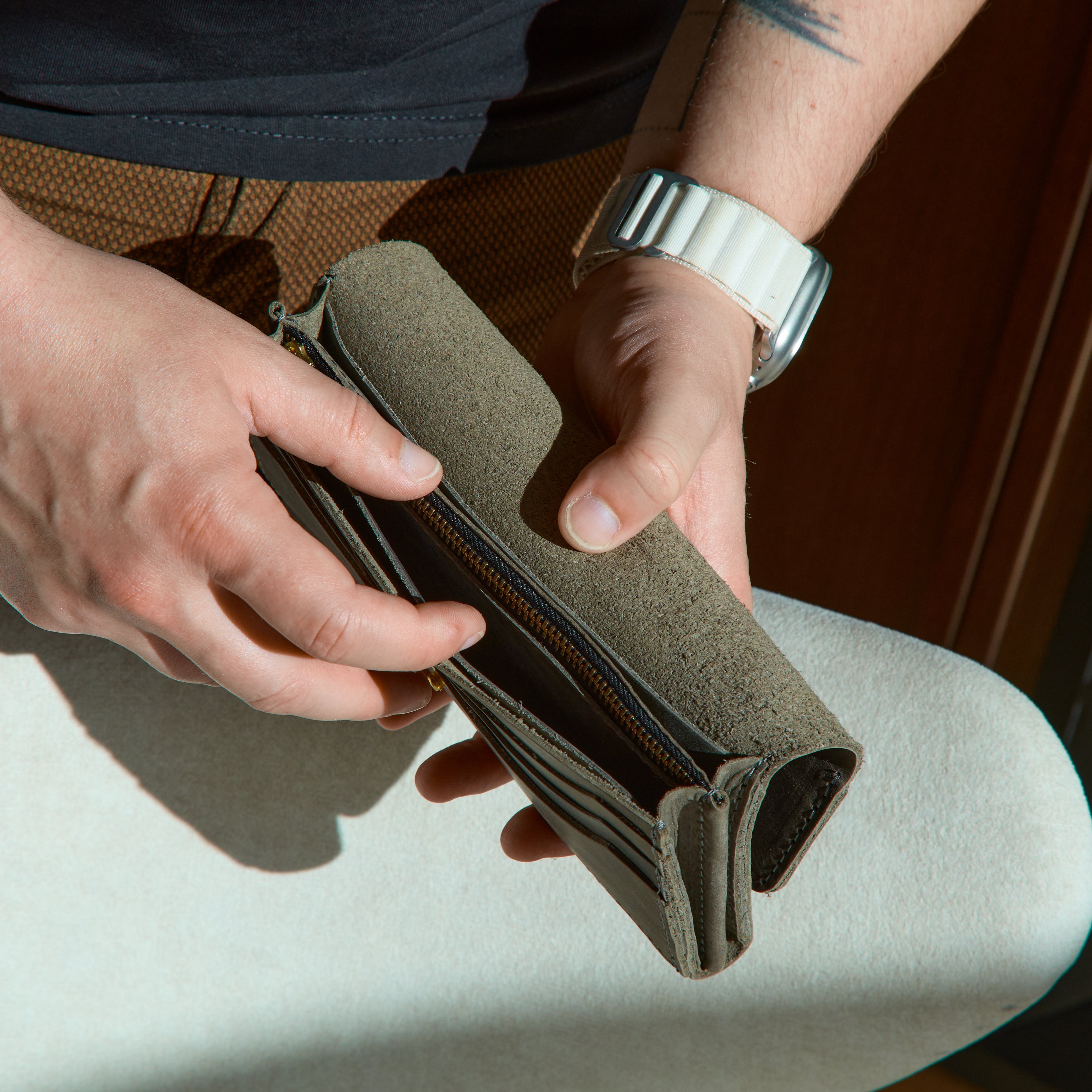 Simple wallet-clutch