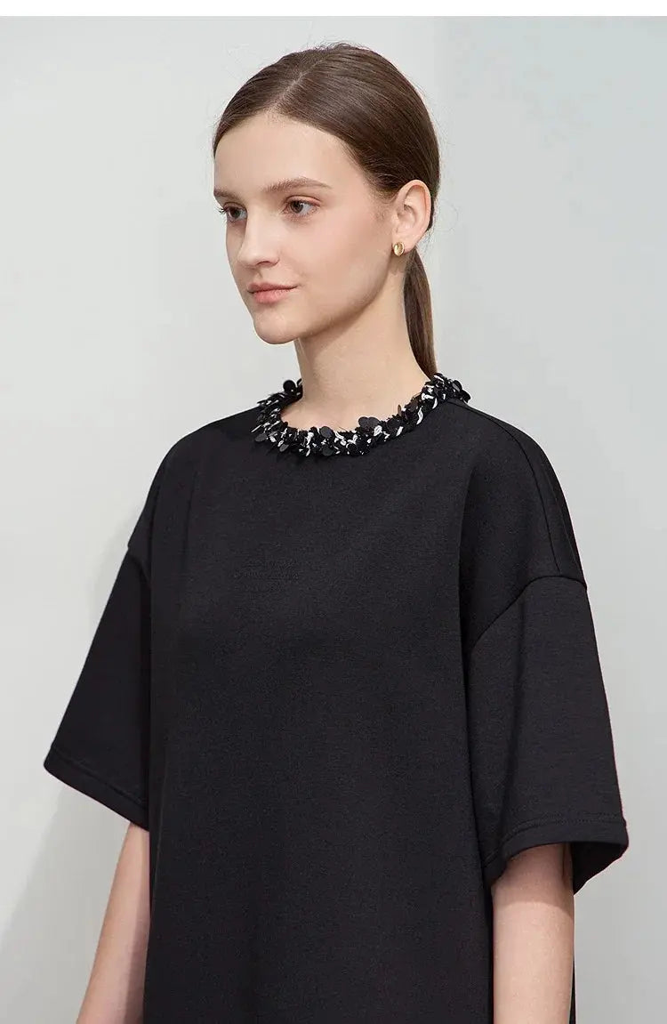 Elegant Mid-Length Knit Dress with Short Sleeves