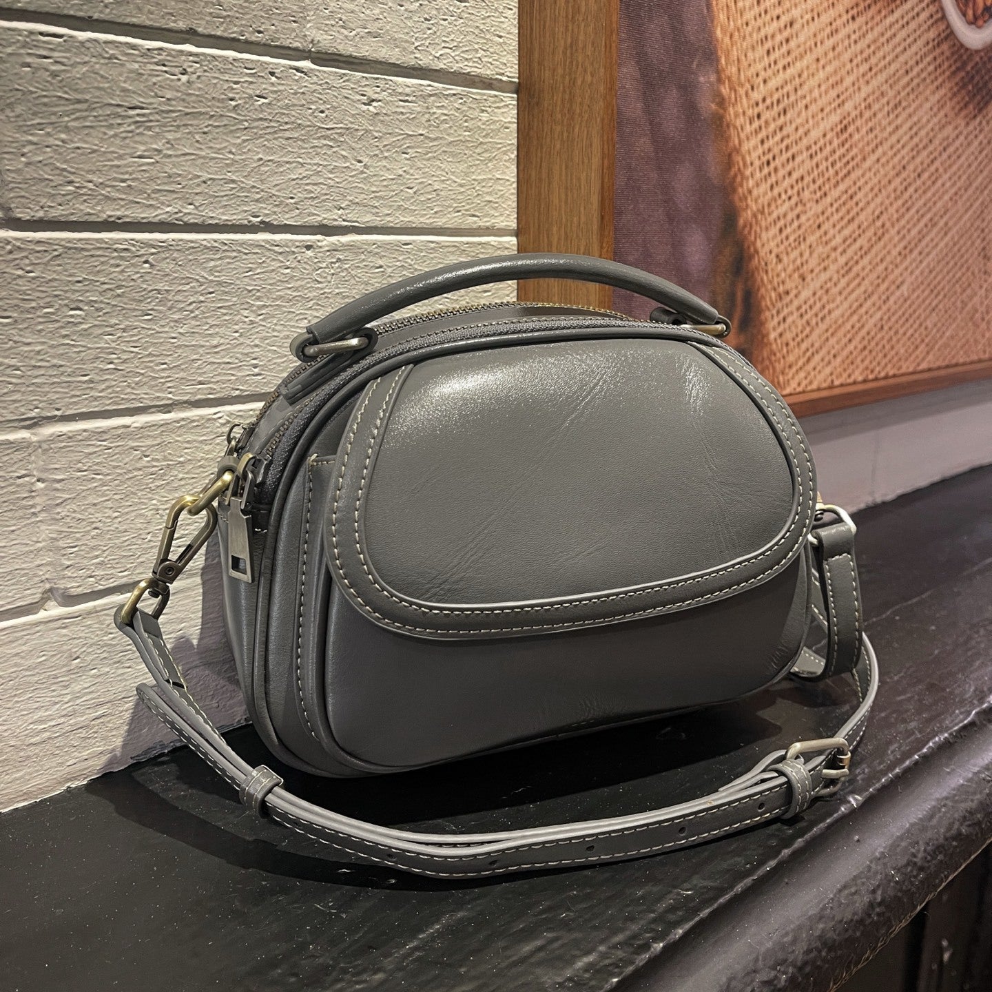 Top-grain Leather Single-shoulder Crossbody Bag, 2025 New Women's Vintage Handbag, Stylish And Versatile Simple Small Round Bag