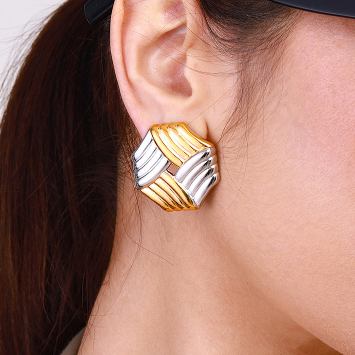 18K gold octagonal earrings with stripes design