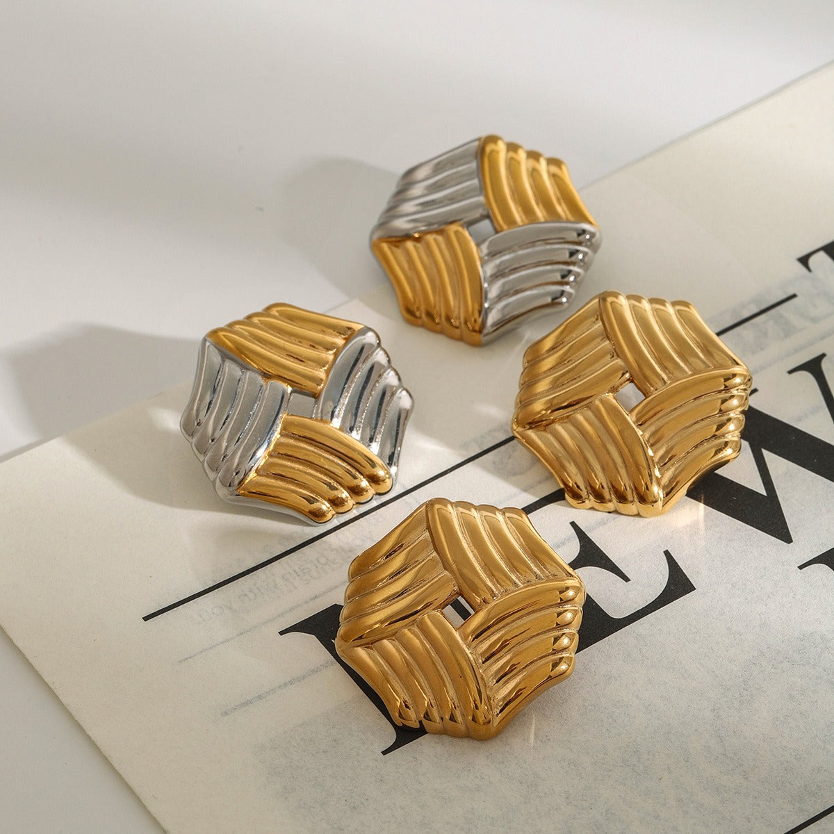 18K gold octagonal earrings with stripes design