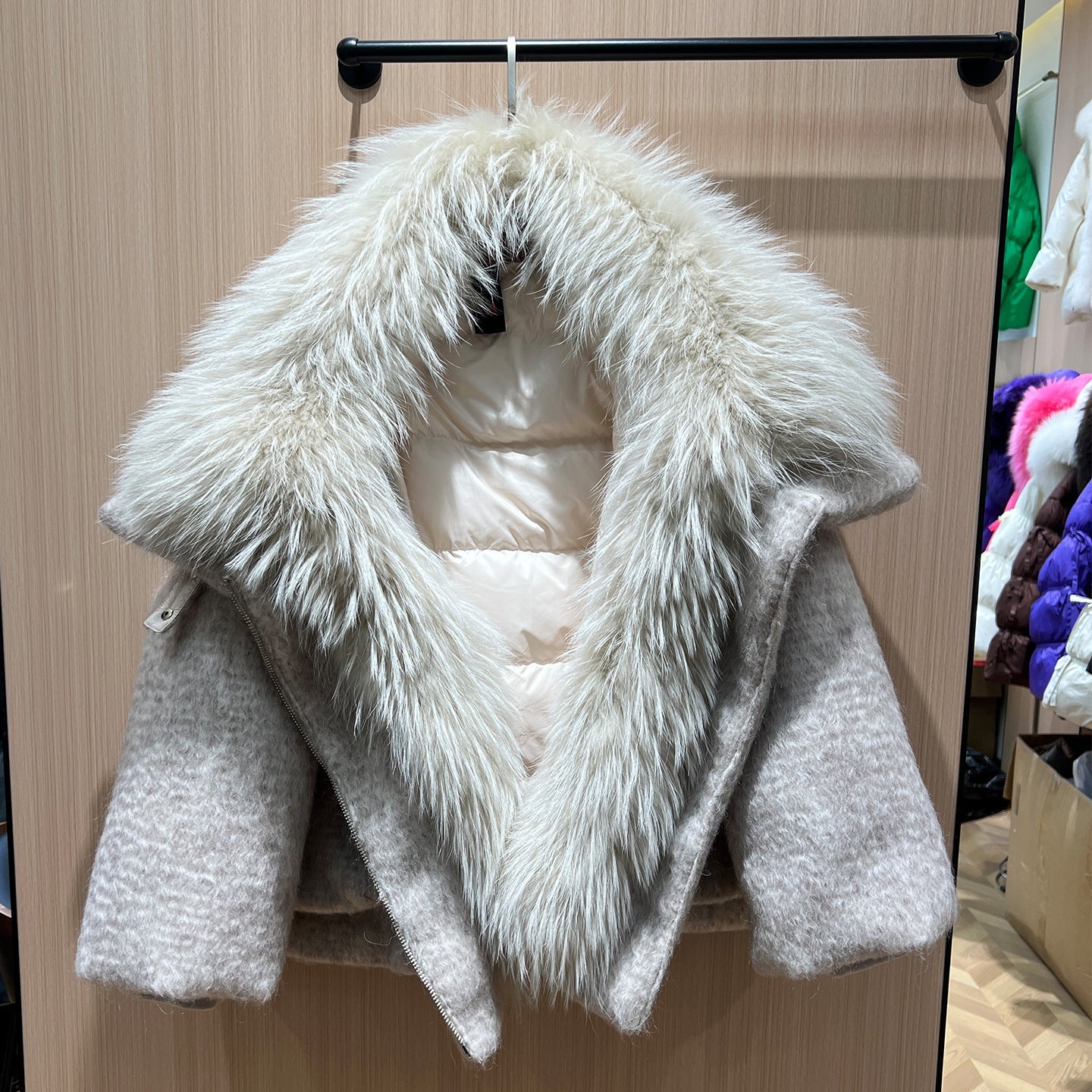 Womens Down Jacket With A Luxurious Cashmere Fur And Raccoon-Fur Collar