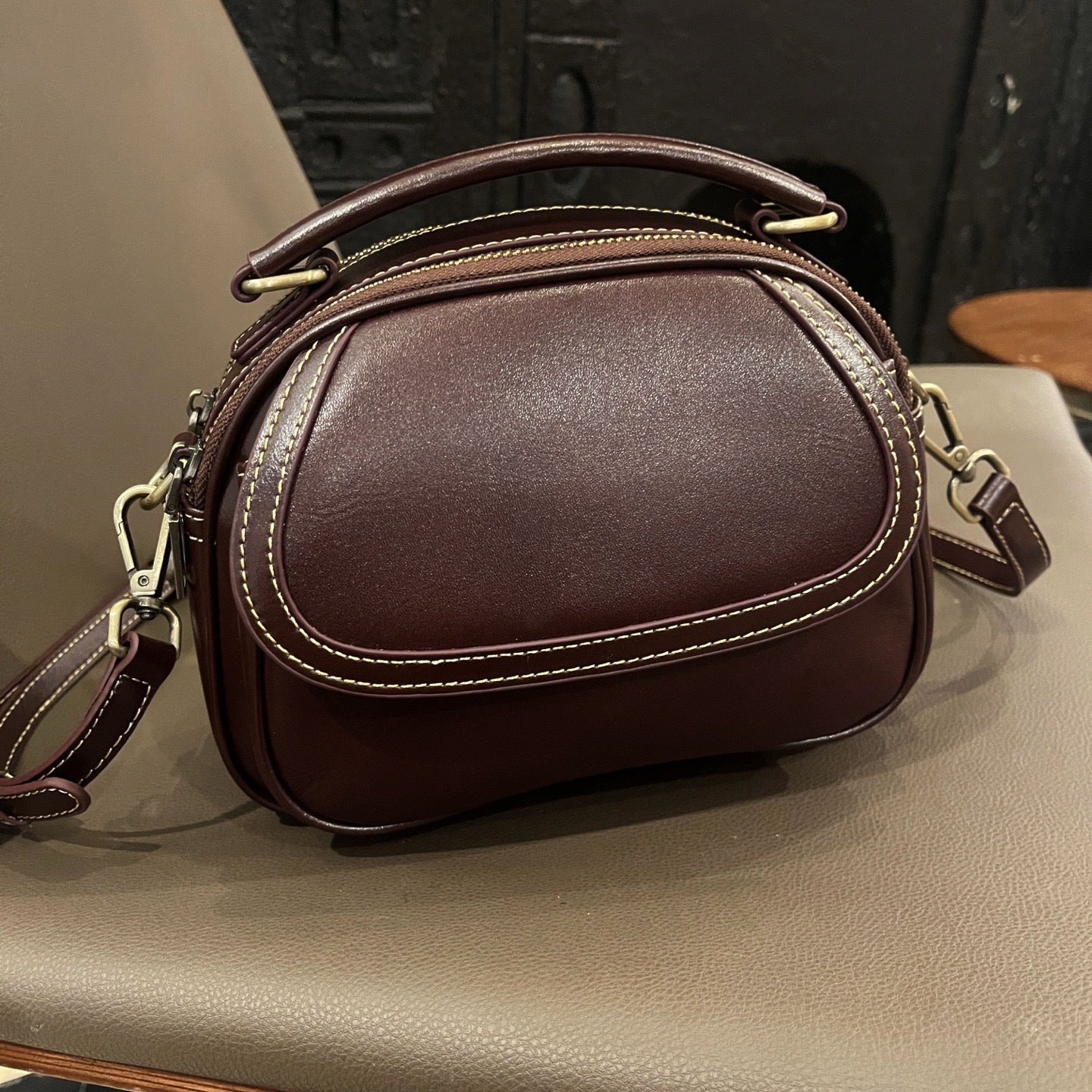 Top-grain Leather Single-shoulder Crossbody Bag, 2025 New Women's Vintage Handbag, Stylish And Versatile Simple Small Round Bag