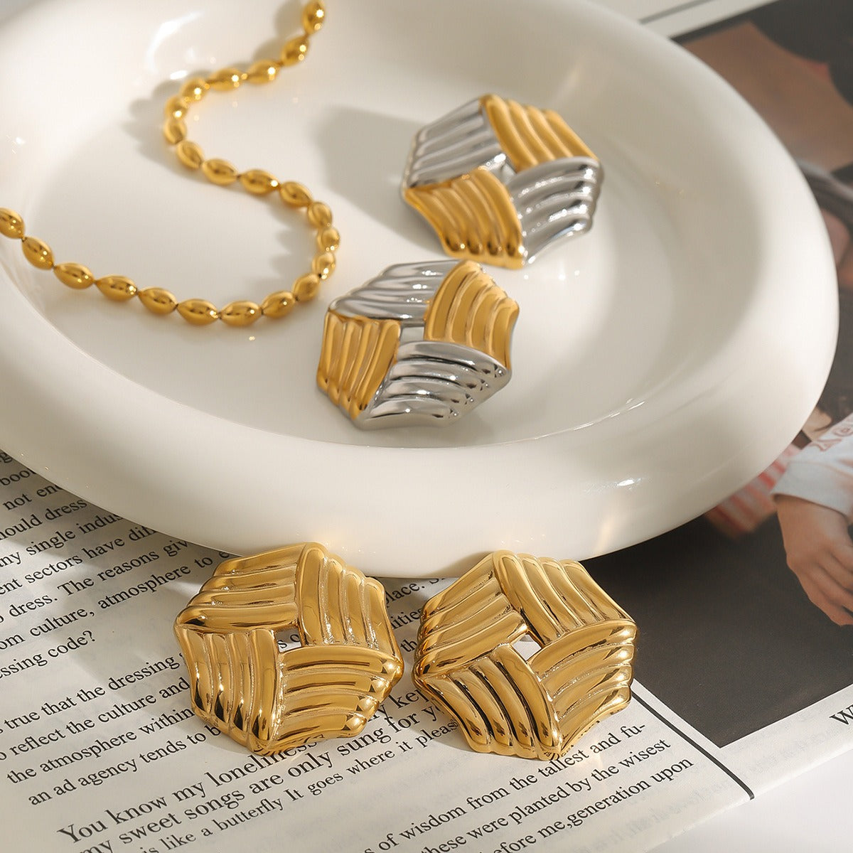18K gold octagonal earrings with stripes design