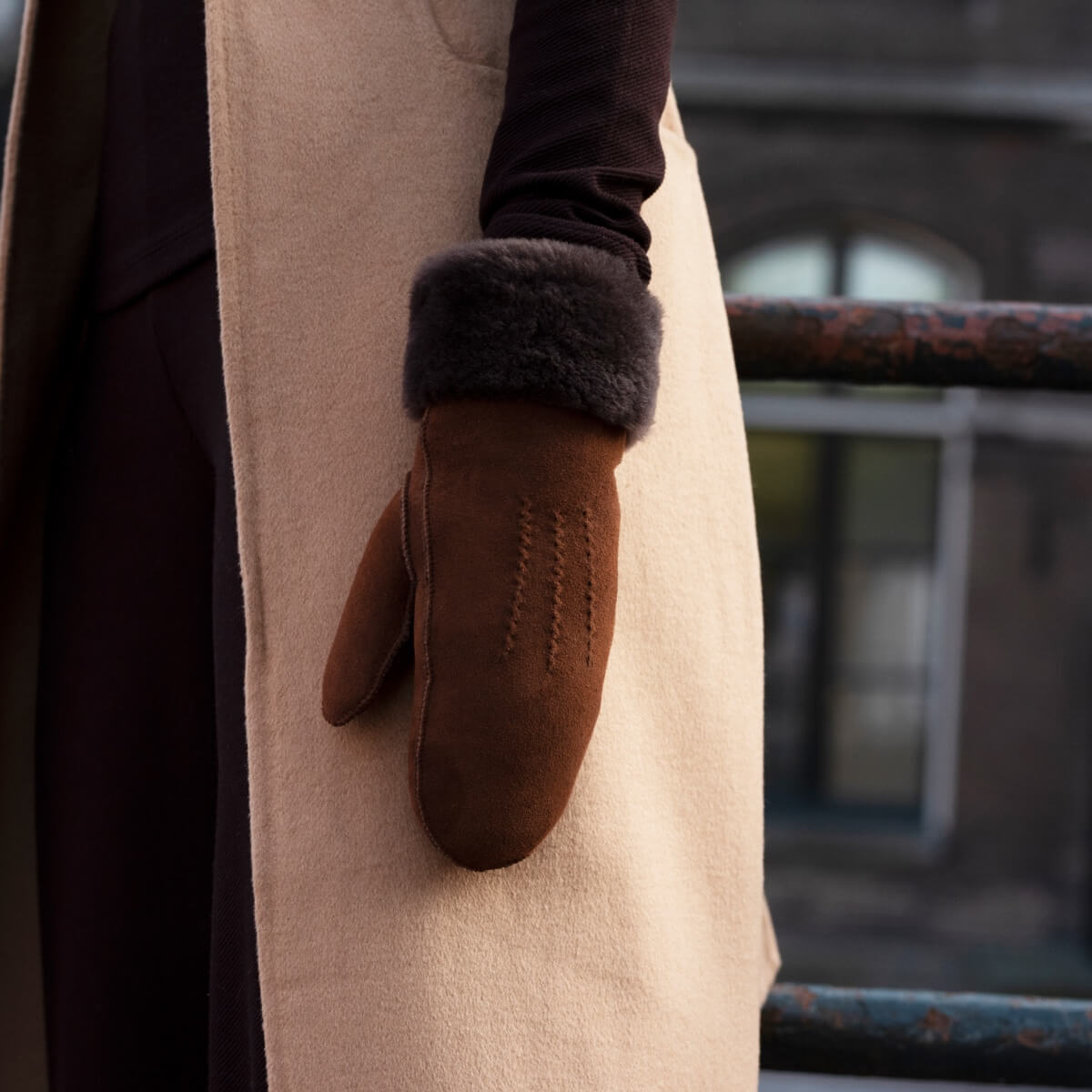Brooke (brown) – Suede mittens with luxurious sheep fur lining