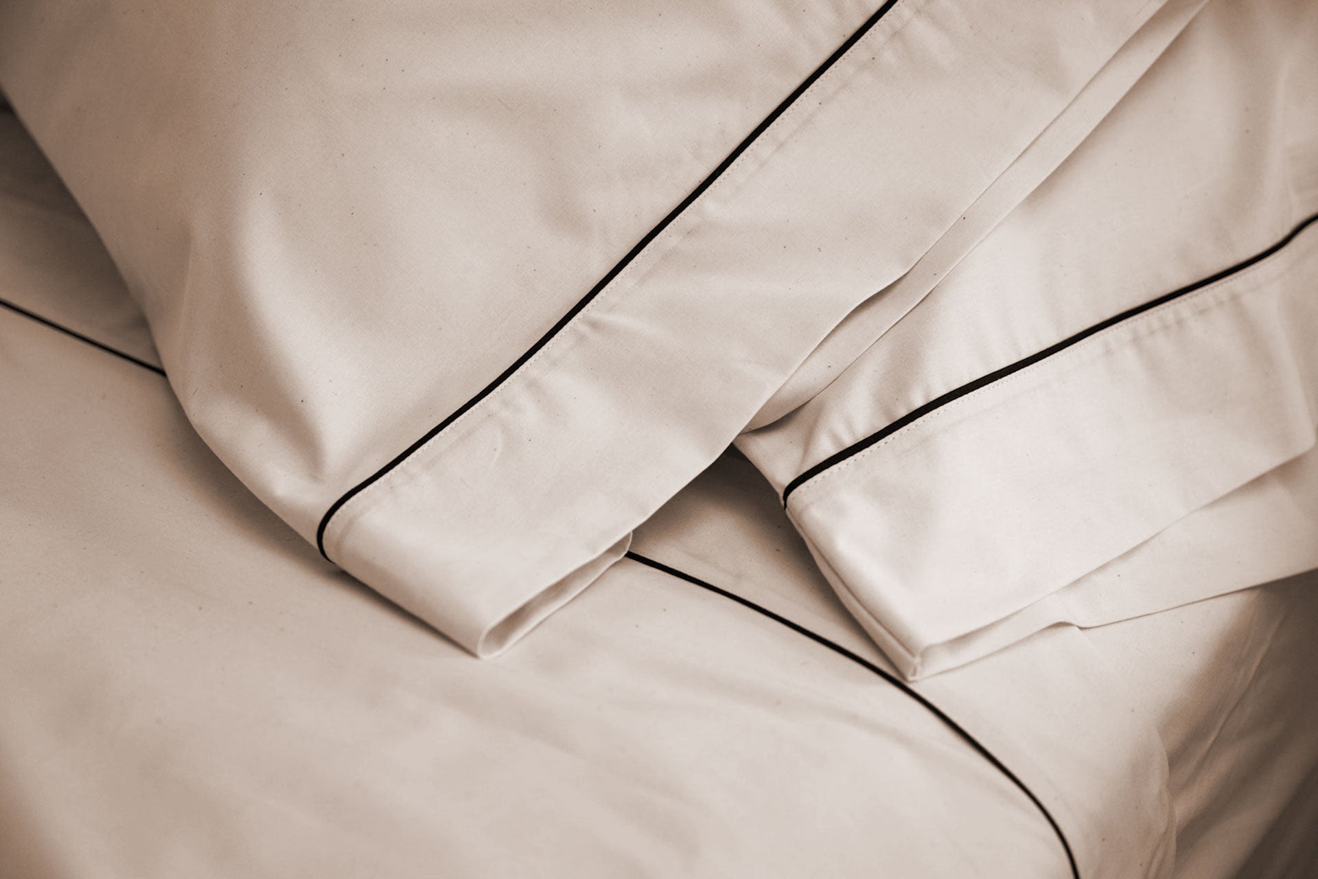 Cotton Percale Bed Sheet Set with Classic Piping Design