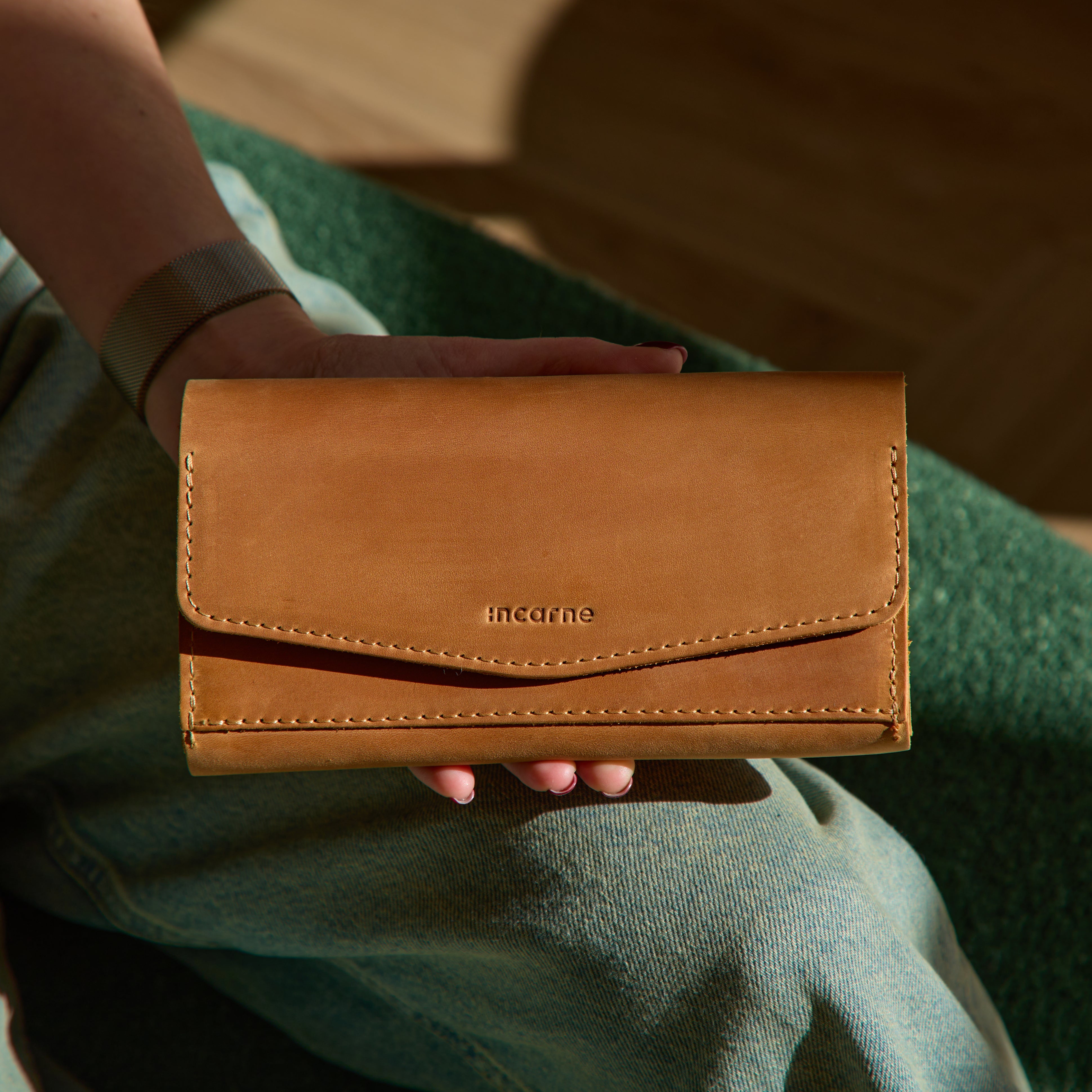 Simple wallet-clutch