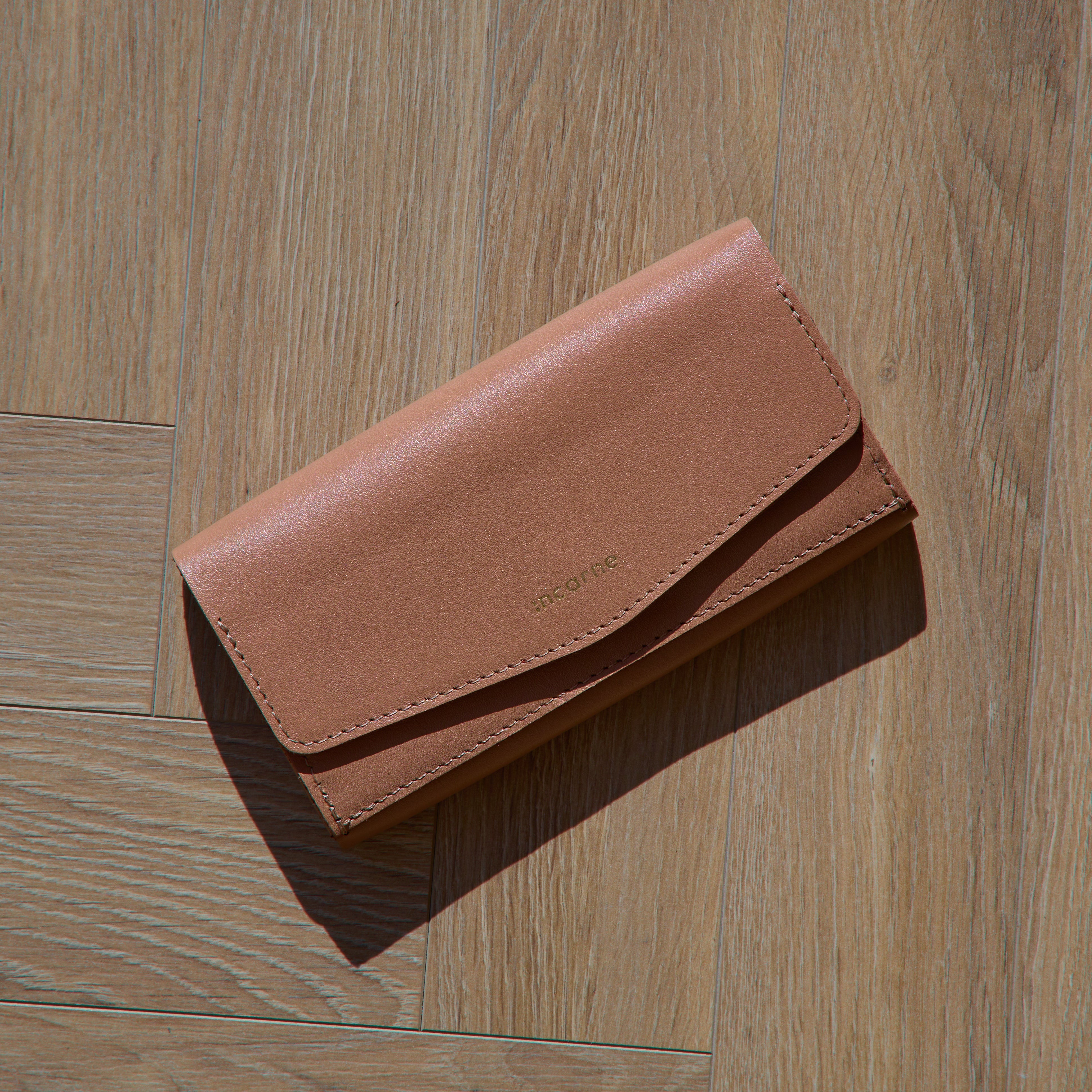 Simple wallet-clutch