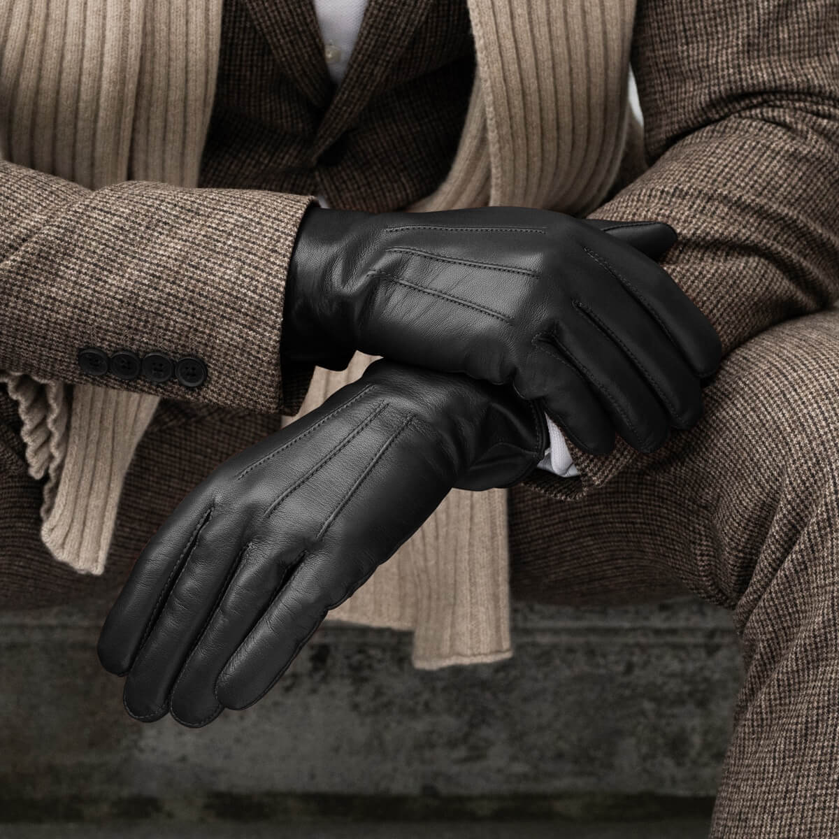 Giovanni (black) - Classic Italian lambskin leather gloves with cashmere lining & touchscreen feature