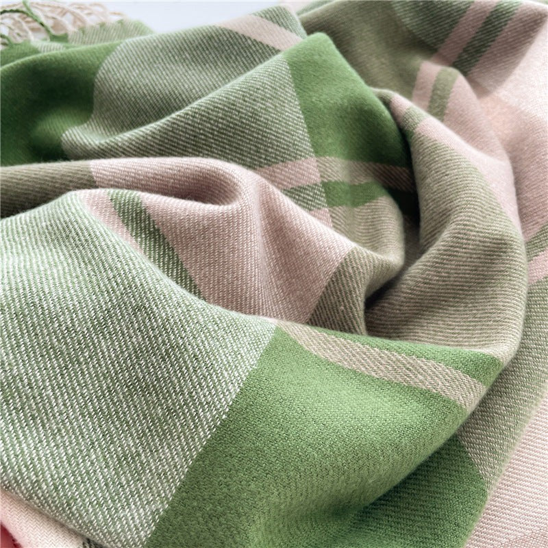 Checkered Cashmere Scarf – Timeless Elegance for Every Season