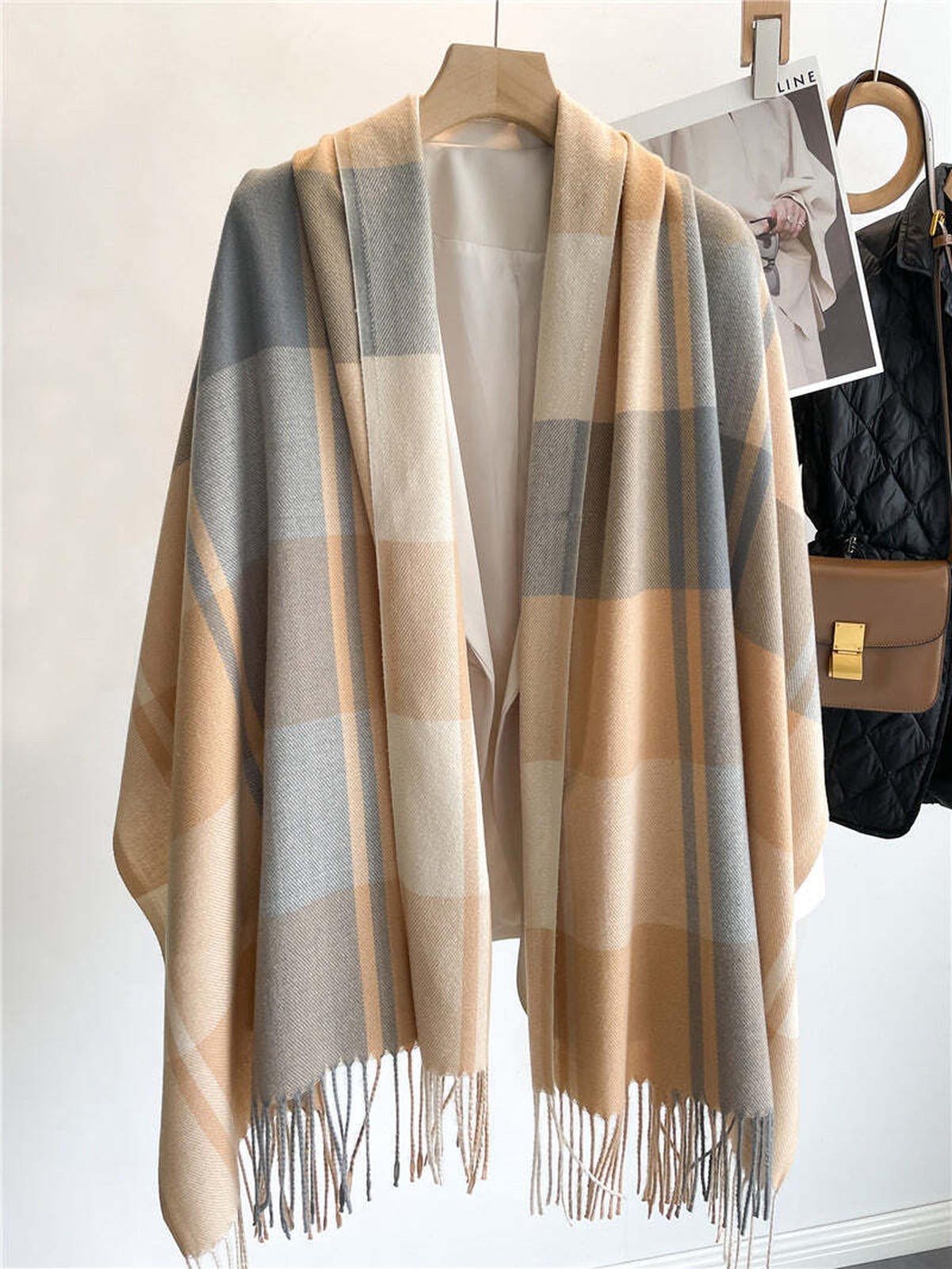 Checkered Cashmere Scarf – Timeless Elegance for Every Season