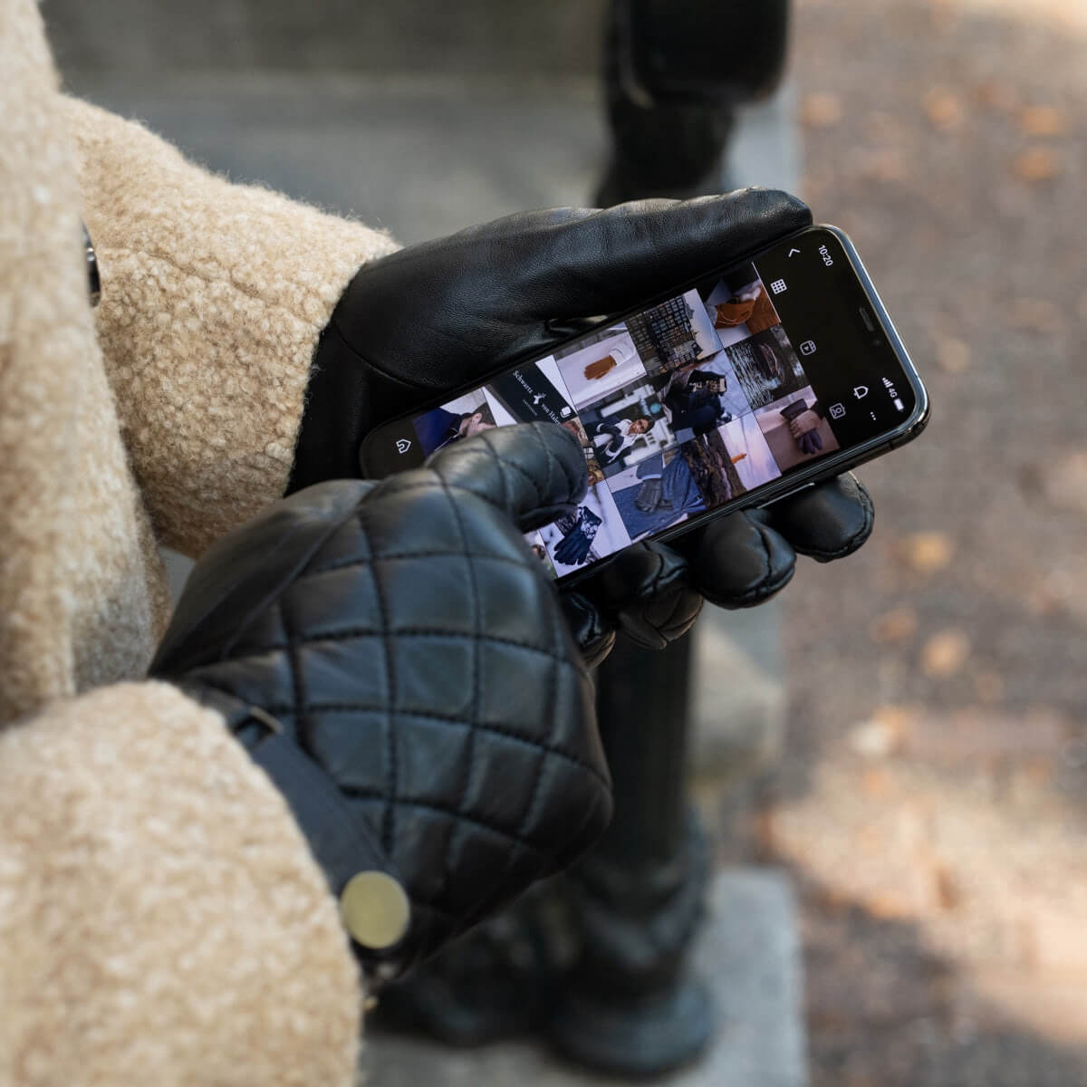 Sebastian (black) – Sheepskin leather gloves with snap closure & touchscreen feature