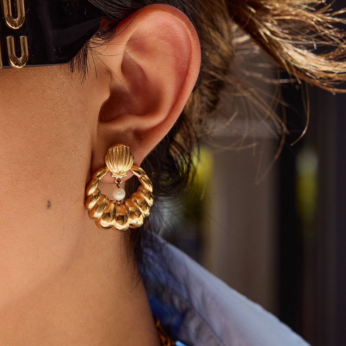 18K gold U-shaped earrings with textured design, exquisite and simple