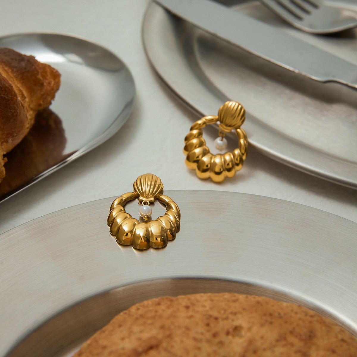 18K gold U-shaped earrings with textured design, exquisite and simple